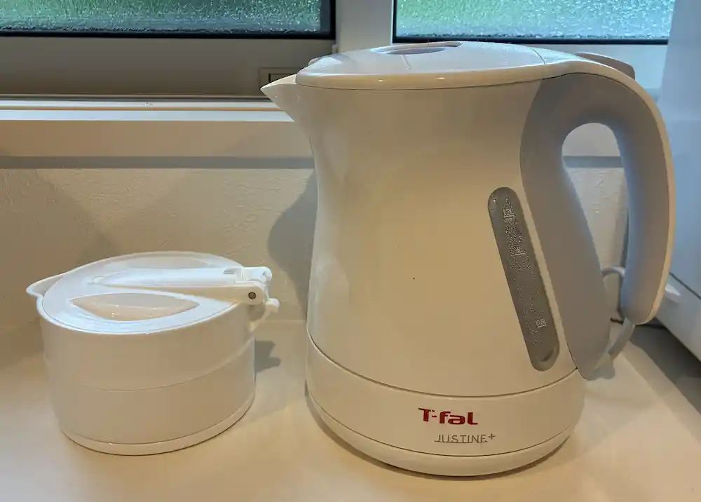 折りたたみ電気ケトル MBE‑TK04 とティファール製ケトルの大きさを比較した写真