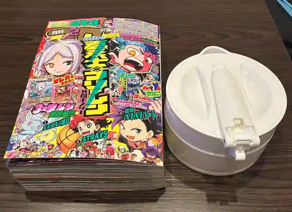 MBE‑TK04 の実際の大きさをコロコロコミックと並べて比較した写真」
